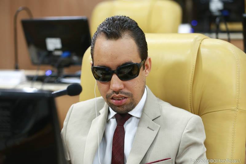 #PraCegoVer: O vereador Lucas Aribé está sentado, posicionado em sua cadeira no plenário da Câmara Municipal de Aracaju