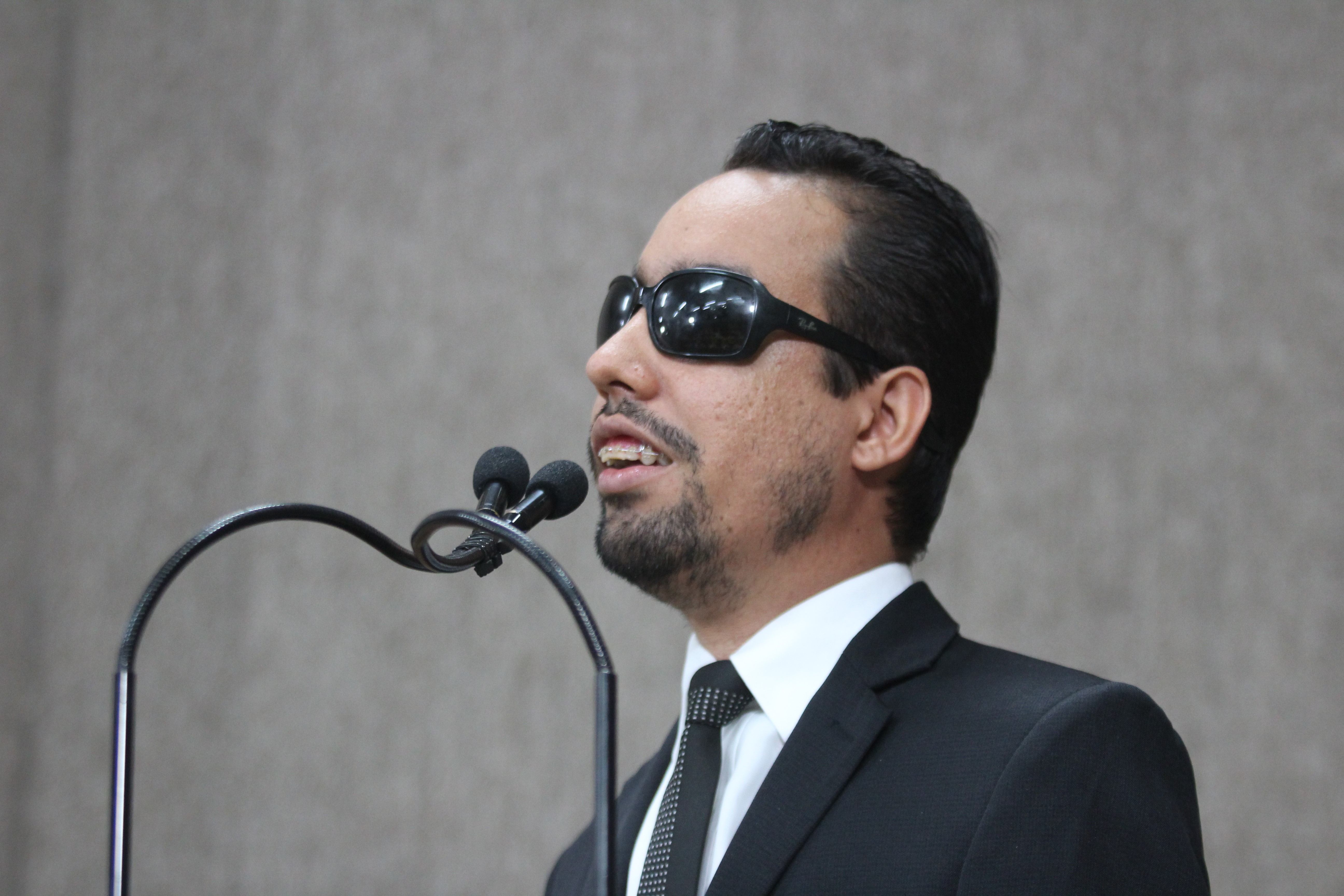 #PraCegoVer - Na tribuna, Lucas Aribé lembra que já sugeriu criação de secretaria ao prefeito e ao governador