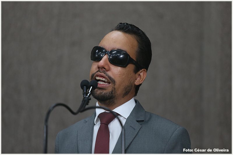 #PraCegoVer - Lucas ressalta na tribuna que negar acessibilidade é crime