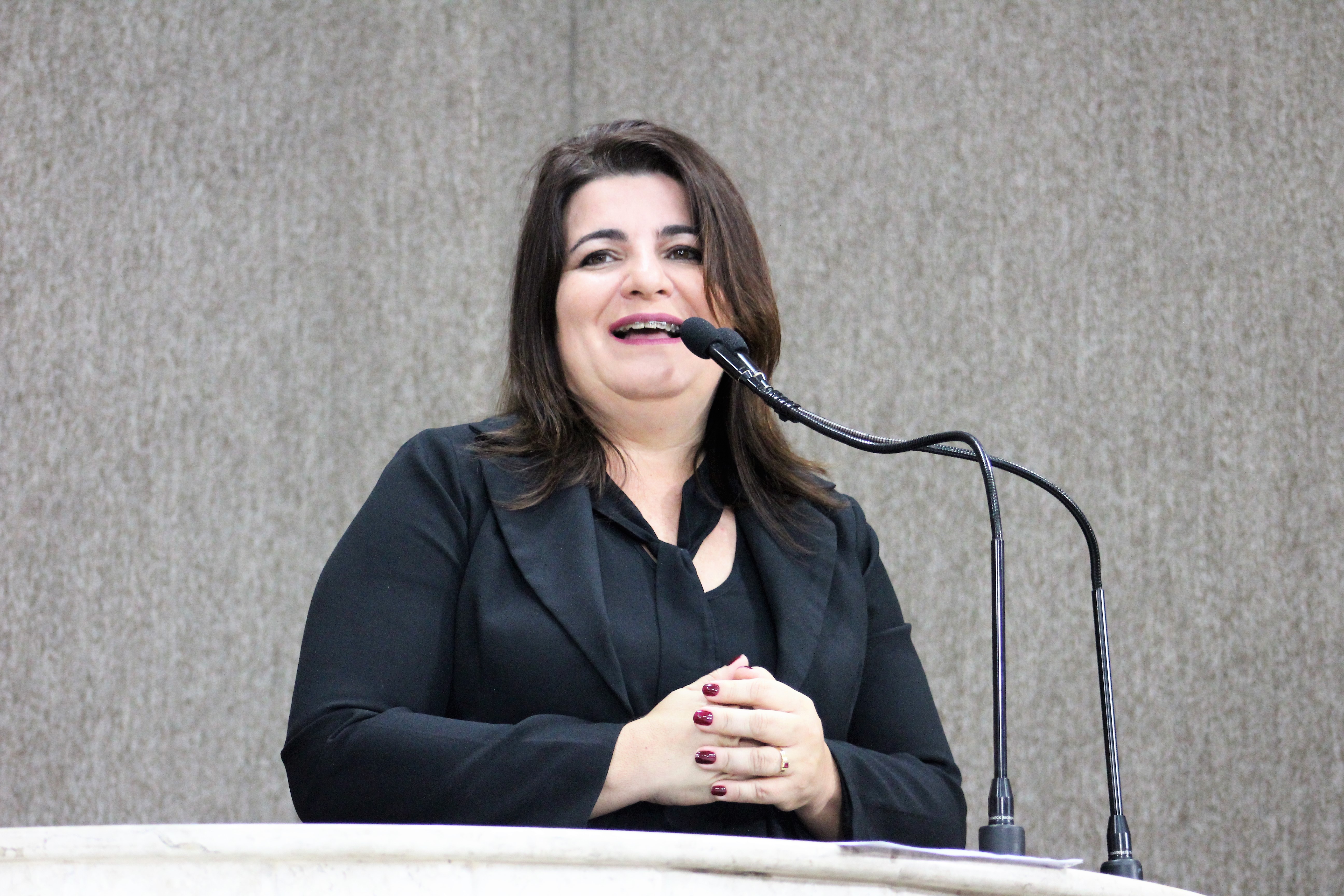#PraCegoVer: A jornalista e professora universitária Juliana Almeida