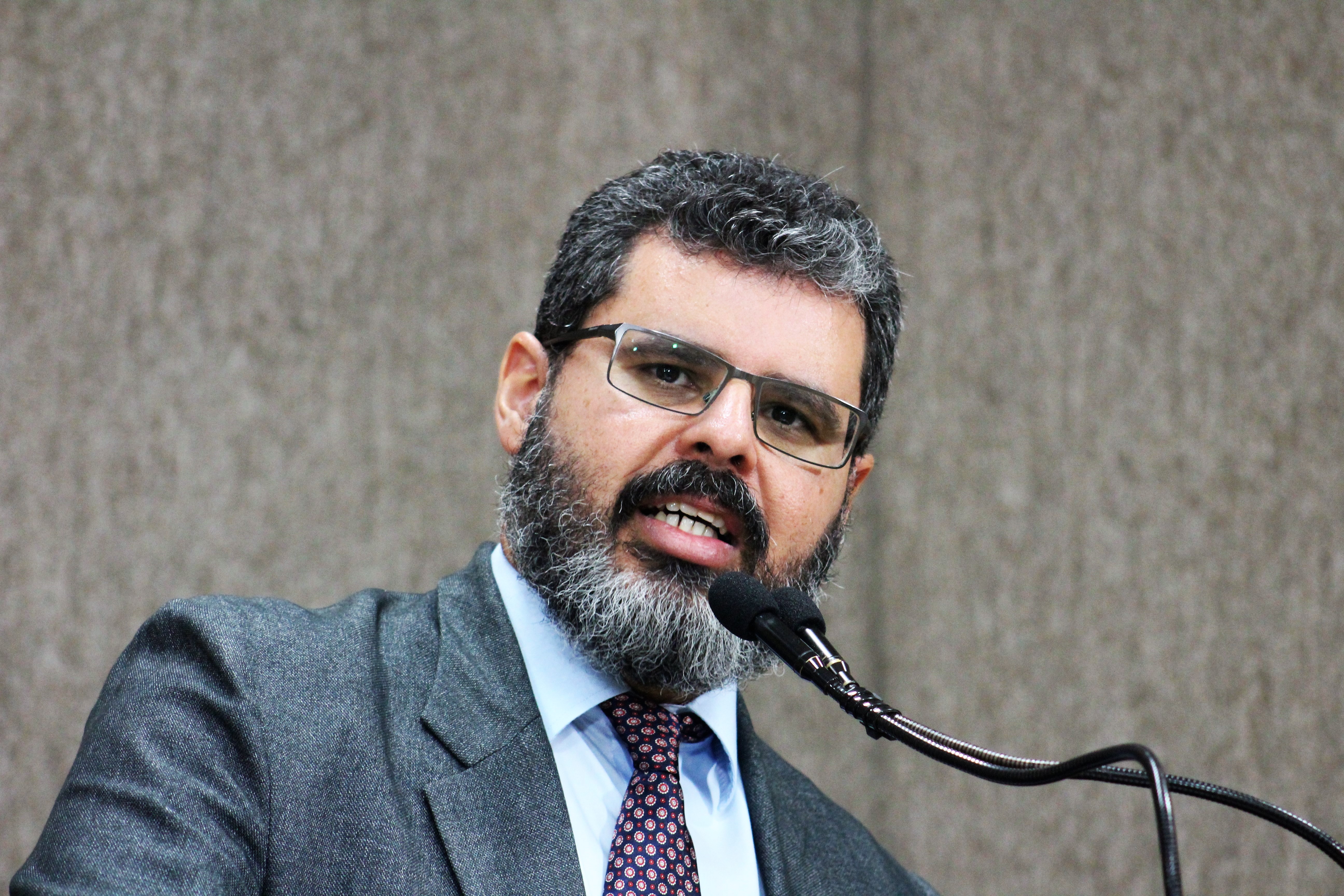 #PraCegoVer: O jornalista Cícero Mendes