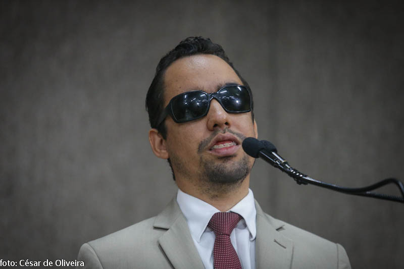 #PraCegoVer: “Parlamentares rodam em veículos com ar-condicionado pagos pelo povo”, lembra Aribé