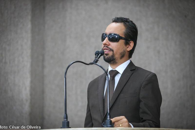 #PraCegoVer - Lucas diz, na tribuna, que gestão de Jackson não resolveu problemas