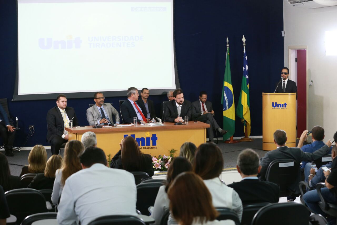#PraCegoVer - Lucas discursa no auditório da Unit