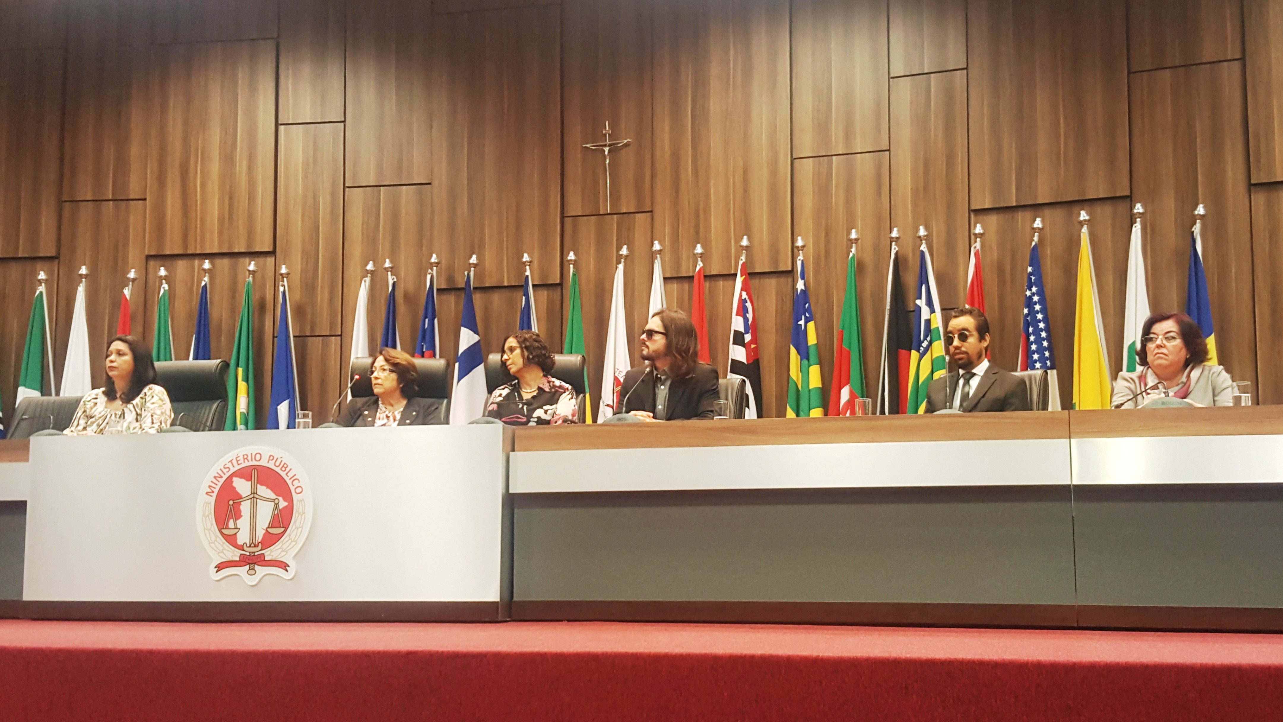 #PraCegoVer - Lucas Aribé e outras autoridades compõem mesa na abertura do evento