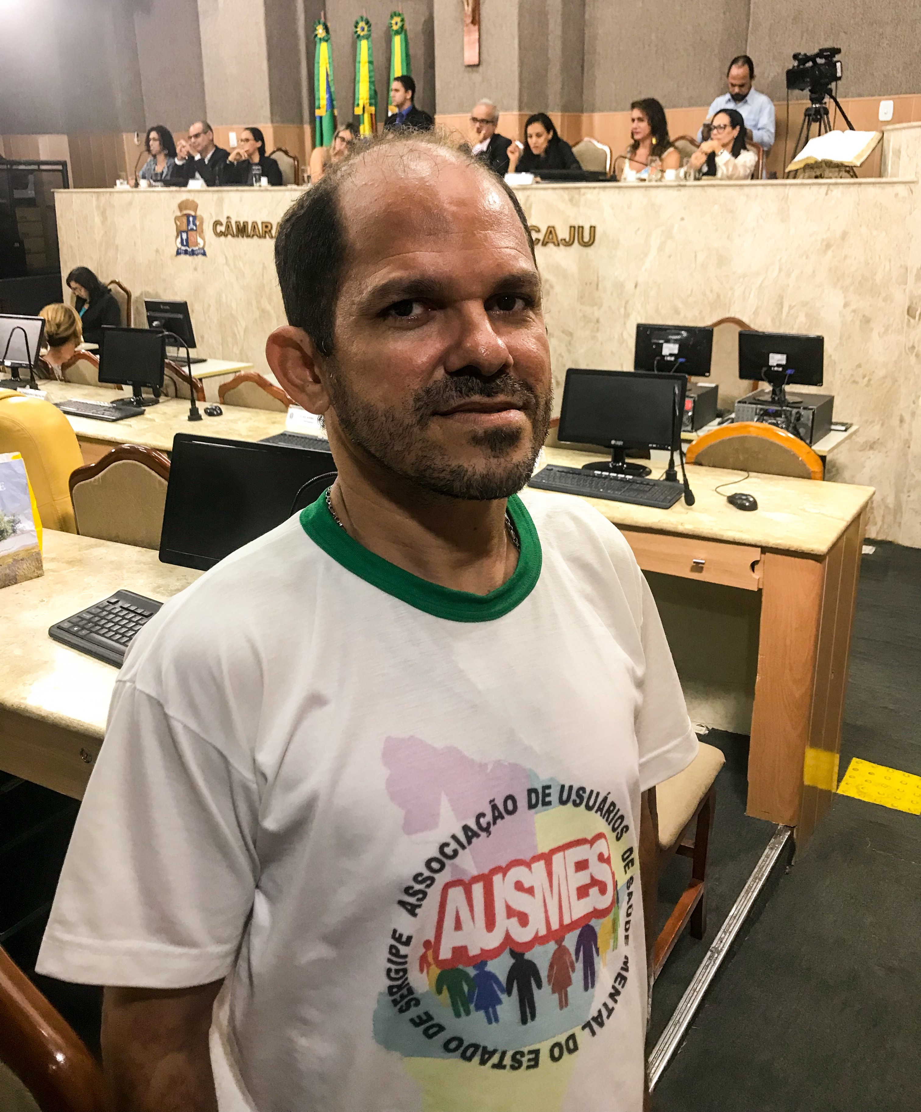 #PraCegoVer - Everton Tavares, da Ausmes, teme o retorno dos tratamentos desumanos