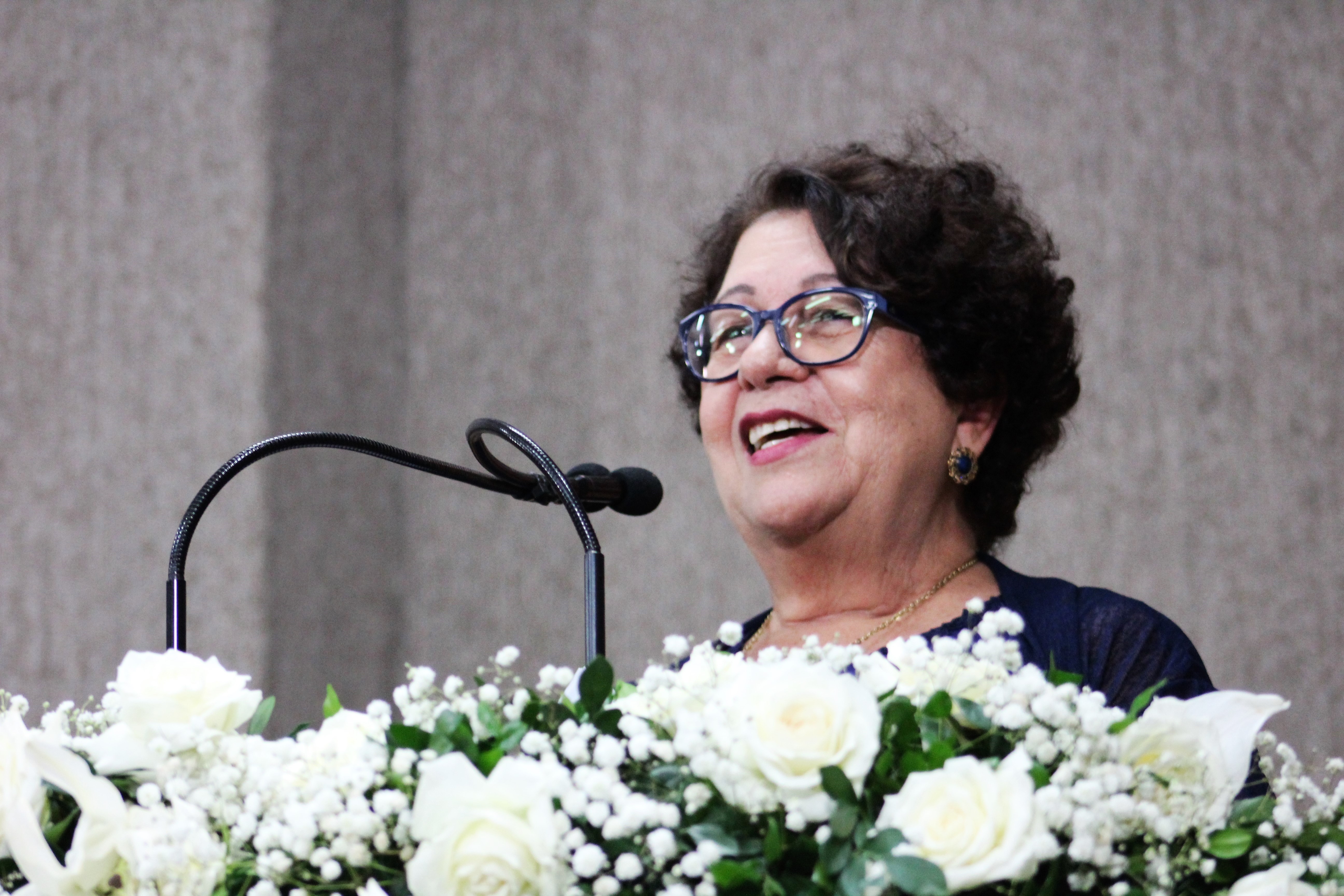 #PraCegoVer - Professora Iara discursa na tribuna