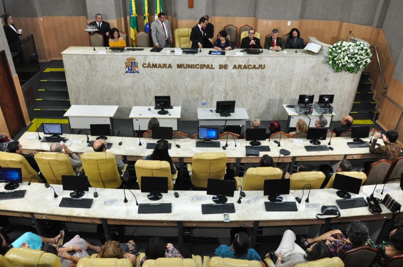#PraCegoVer - Solenidade foi prestigiada por muitas pessoas