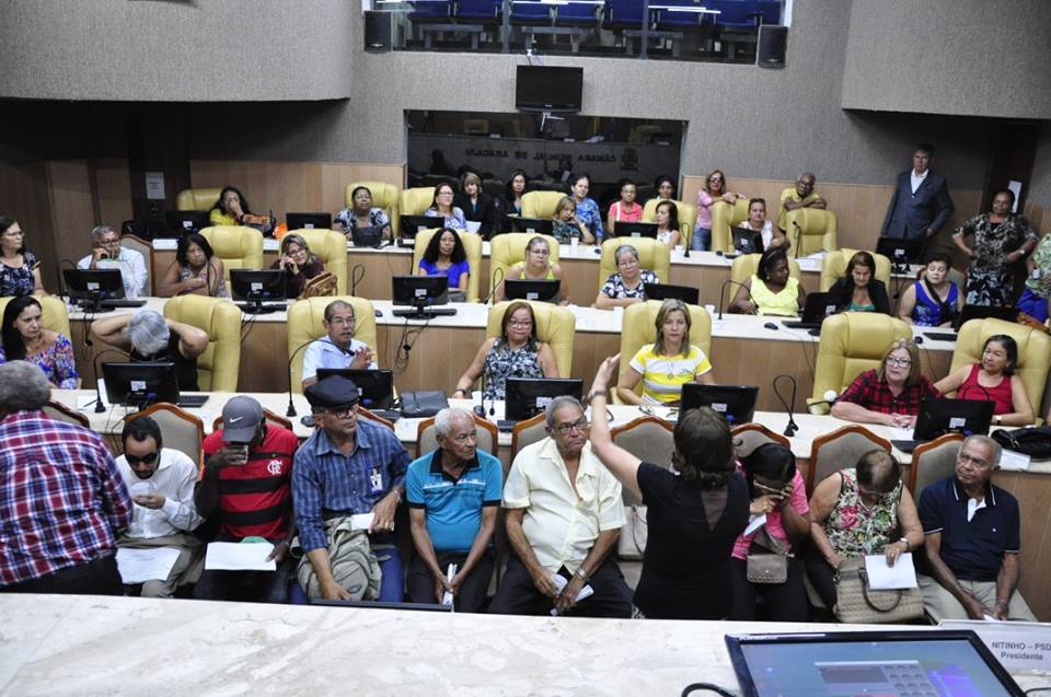 #PraCegoVer - Servidores lotam plenária em reunião