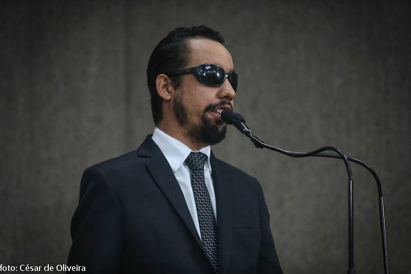 #PraCegoVer - Lucas na tribuna: "Tem projeto que 