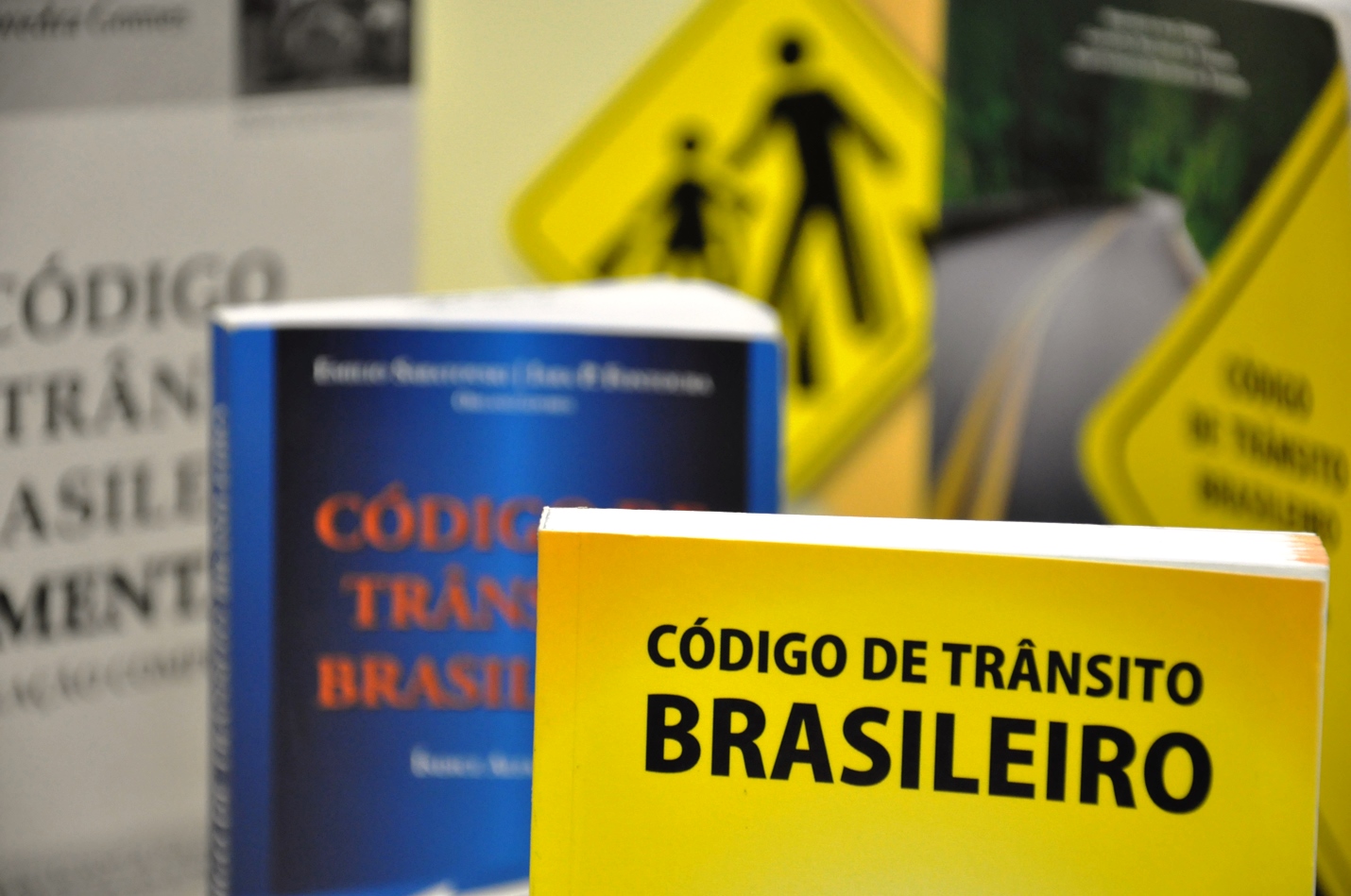 #PraCegoVer - Imagem com diversas capas impressas do Código Brasileiro de Trânsito. Foto: Douglas Mafra - Detran/RS