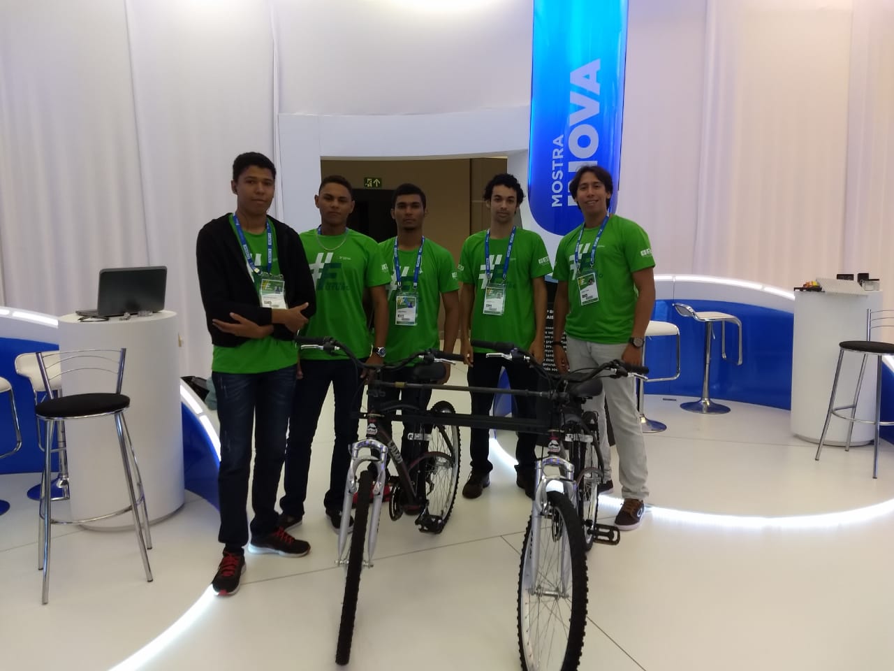 #PraCegoVer: Os alunos do SENAI e a bicicleta ODKV