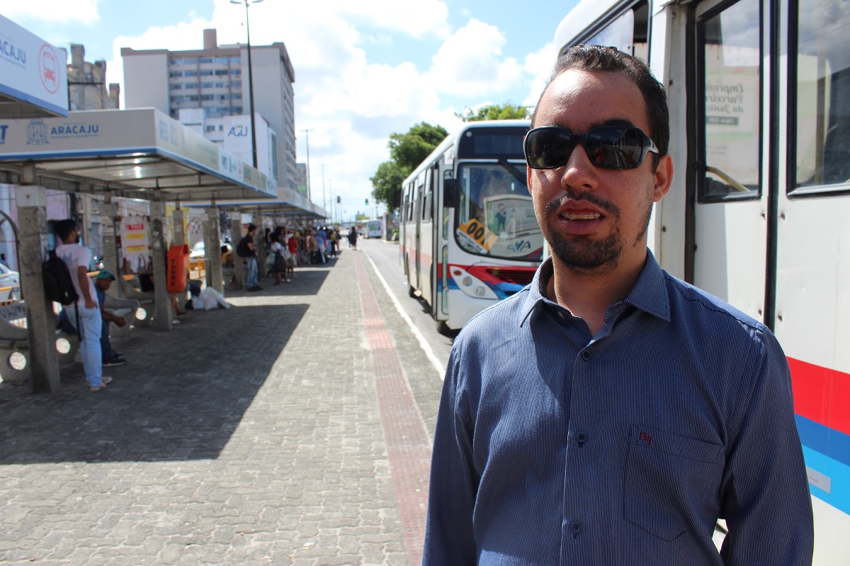 #PraCegoVer O vereador Lucas Aribé em um dos pontos de ônibus no centro da capital sergipana que não tem acessibilidade 