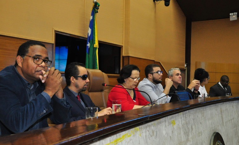 #PraCegoVer: O vereador Lucas Aribé prestigiando o seminário na Alese