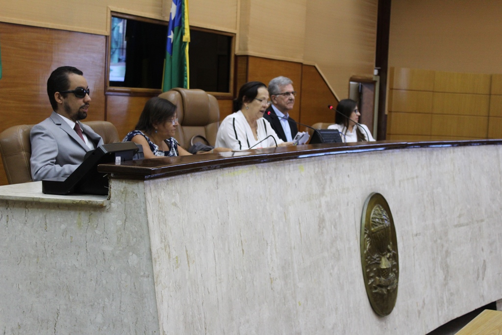 #PraCegoVer: O vereador Lucas Aribé fazendo parte da mesa durante o evento