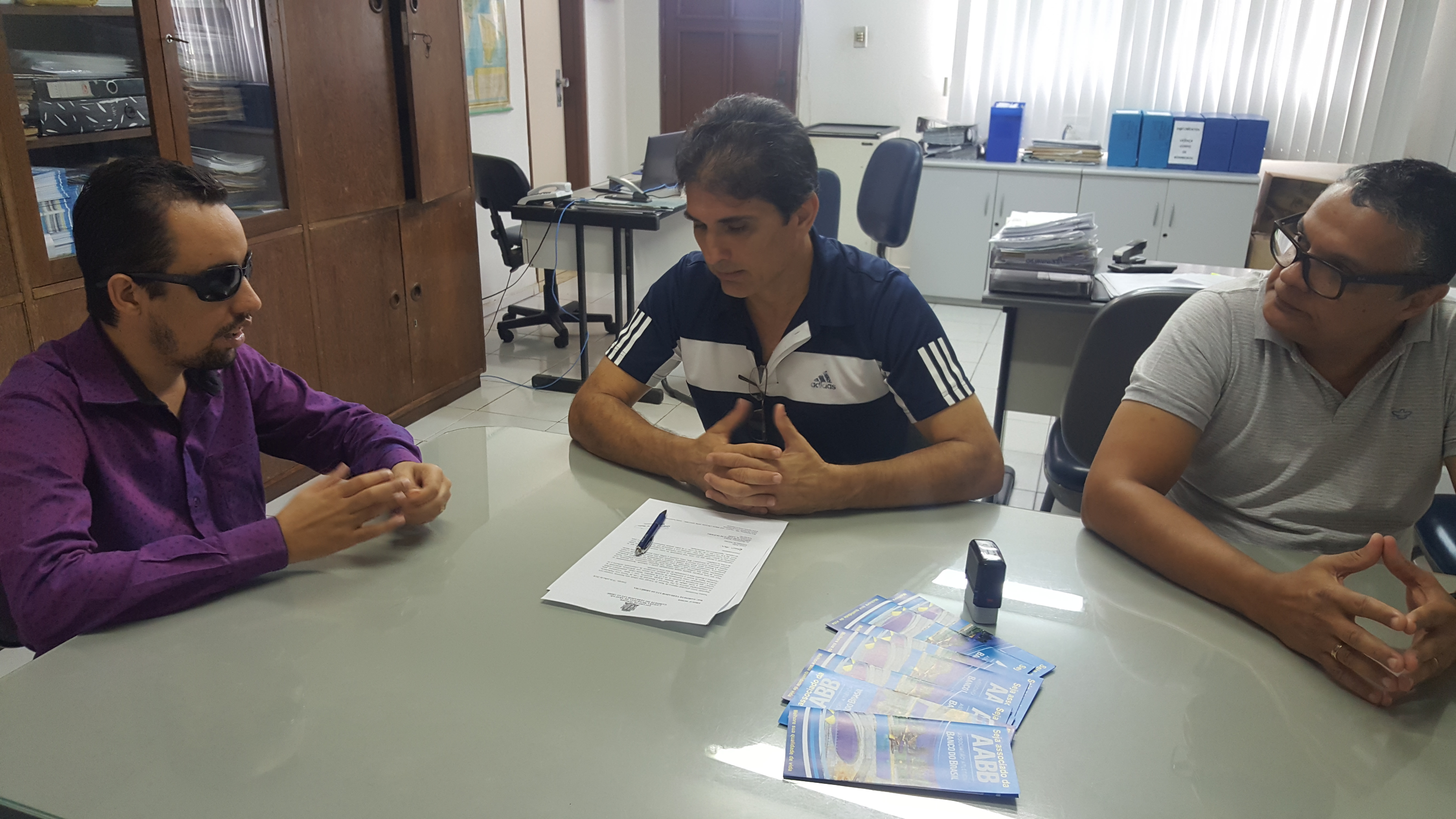 #PraCegoVer: O vereador Lucas Aribé está reunido com os membros da AABB