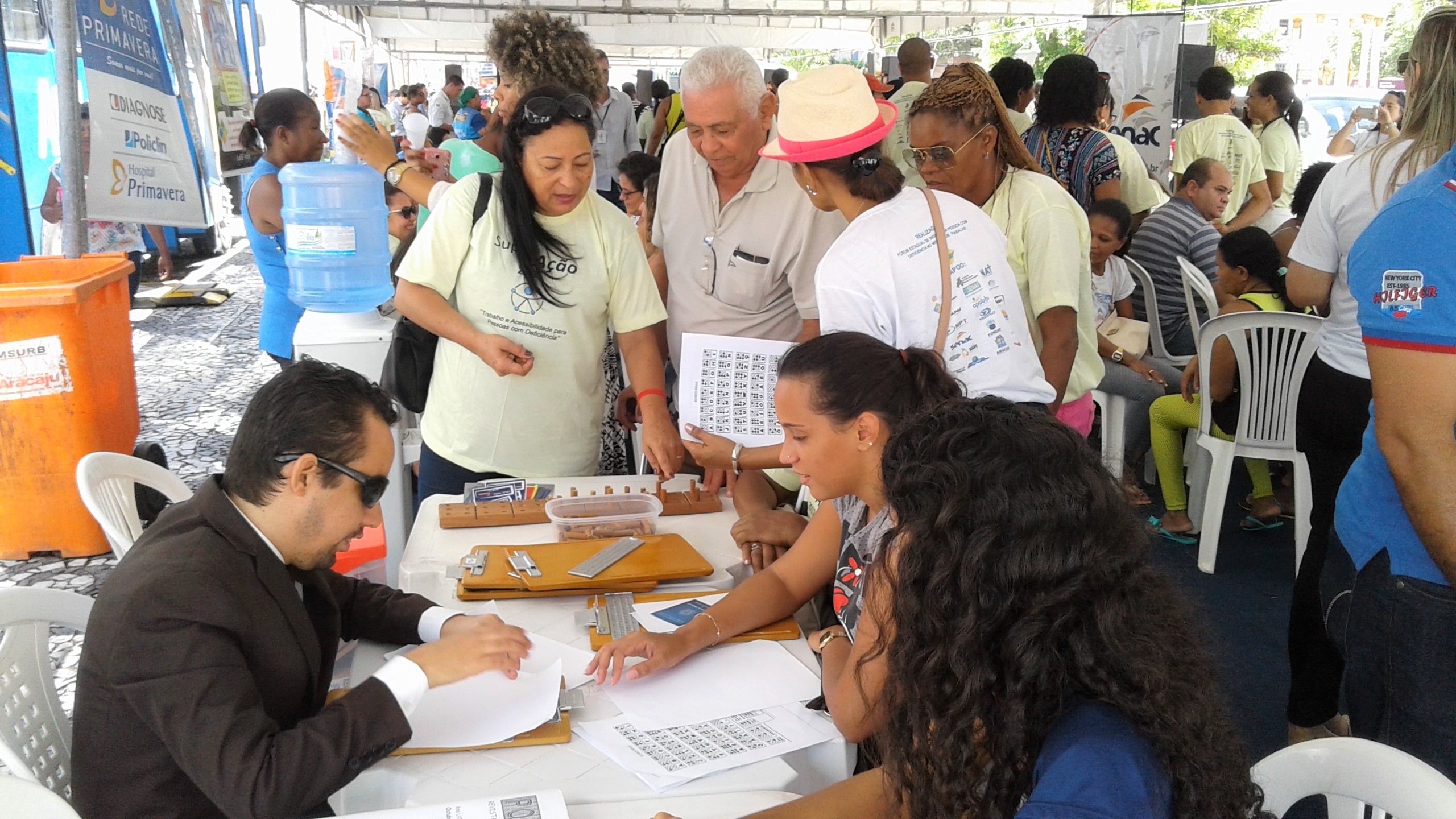 #PraCegoVer: O vereador Lucas Aribé ministrando oficina de Braille 