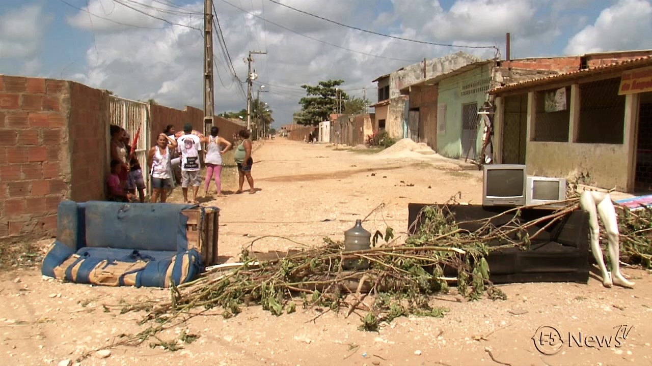 #PraCegoVer - Moradores bloqueiam via há quatro dias (foto: Marcos Ricarte/F5News)