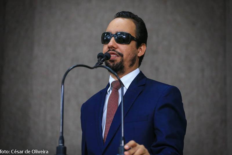 #PraCegoVer - Na tribuna, Lucas Aribé defende projeto de sua autoria