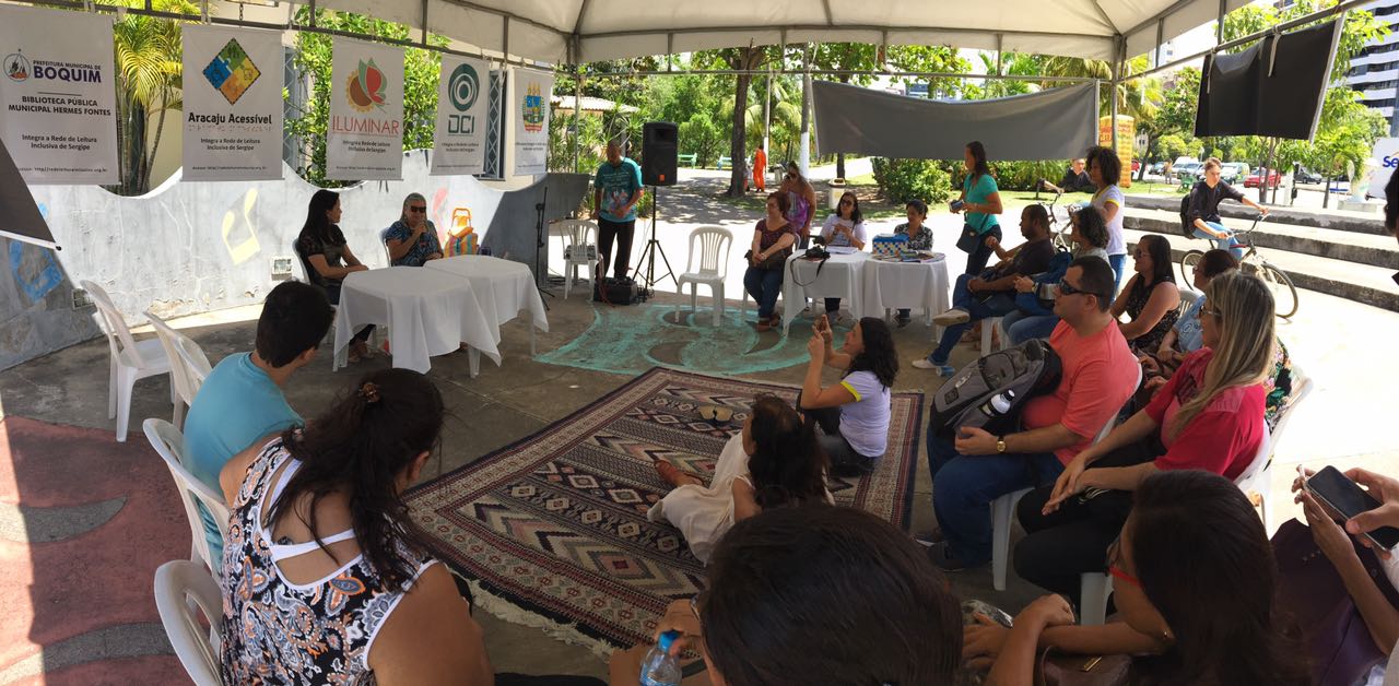 #PraCegoVer - Roda de leitura no Mirante da 13 de Julho