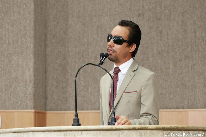 #PraCegoVer - Lucas Aribé na tribuna: "Prefeitura quer derrubar a lei no tapetão" 