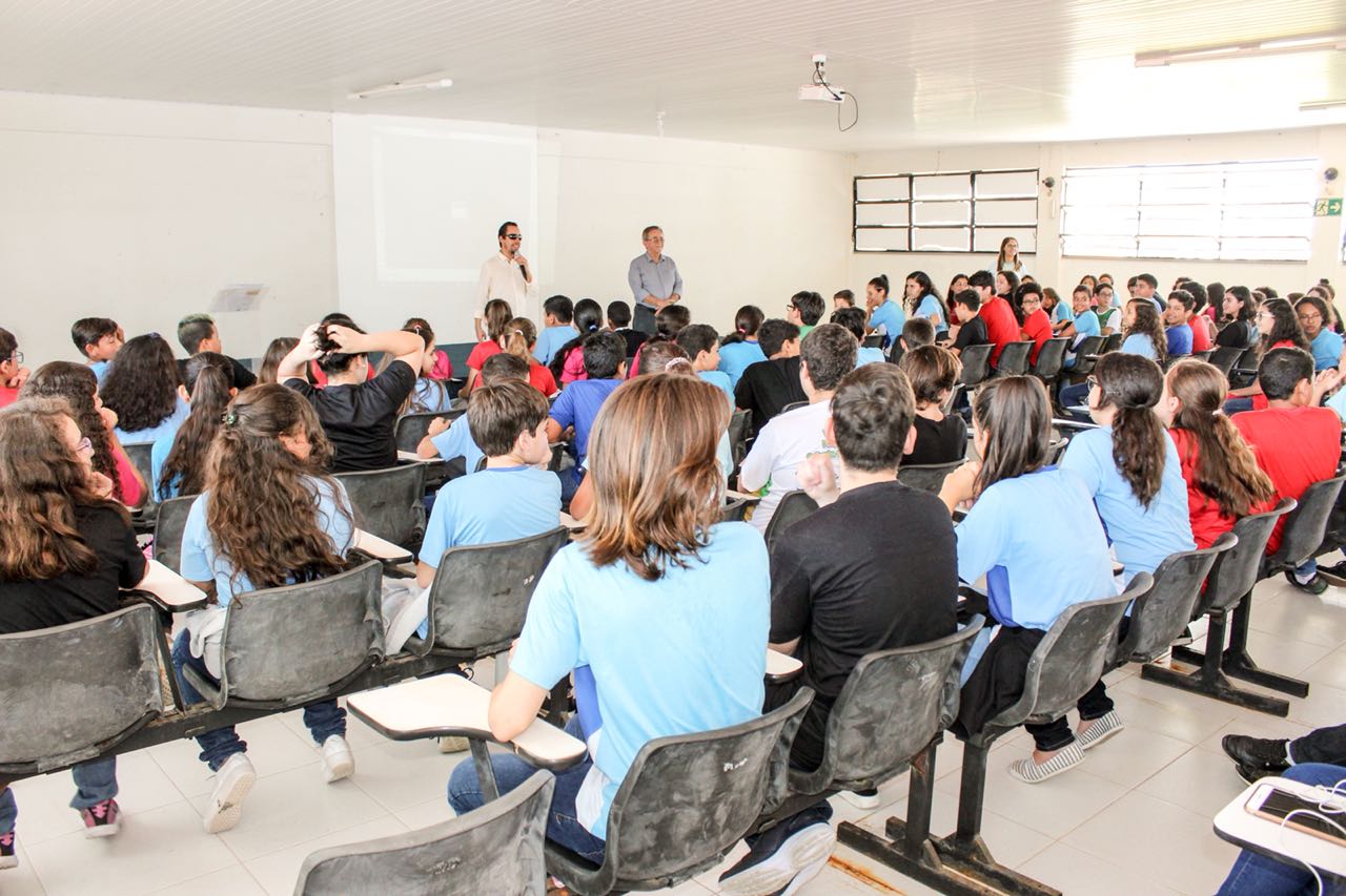 #PraCegoVer: Aribé fala para cerca de cem crianças e adolescentes no Colégio Intellectus