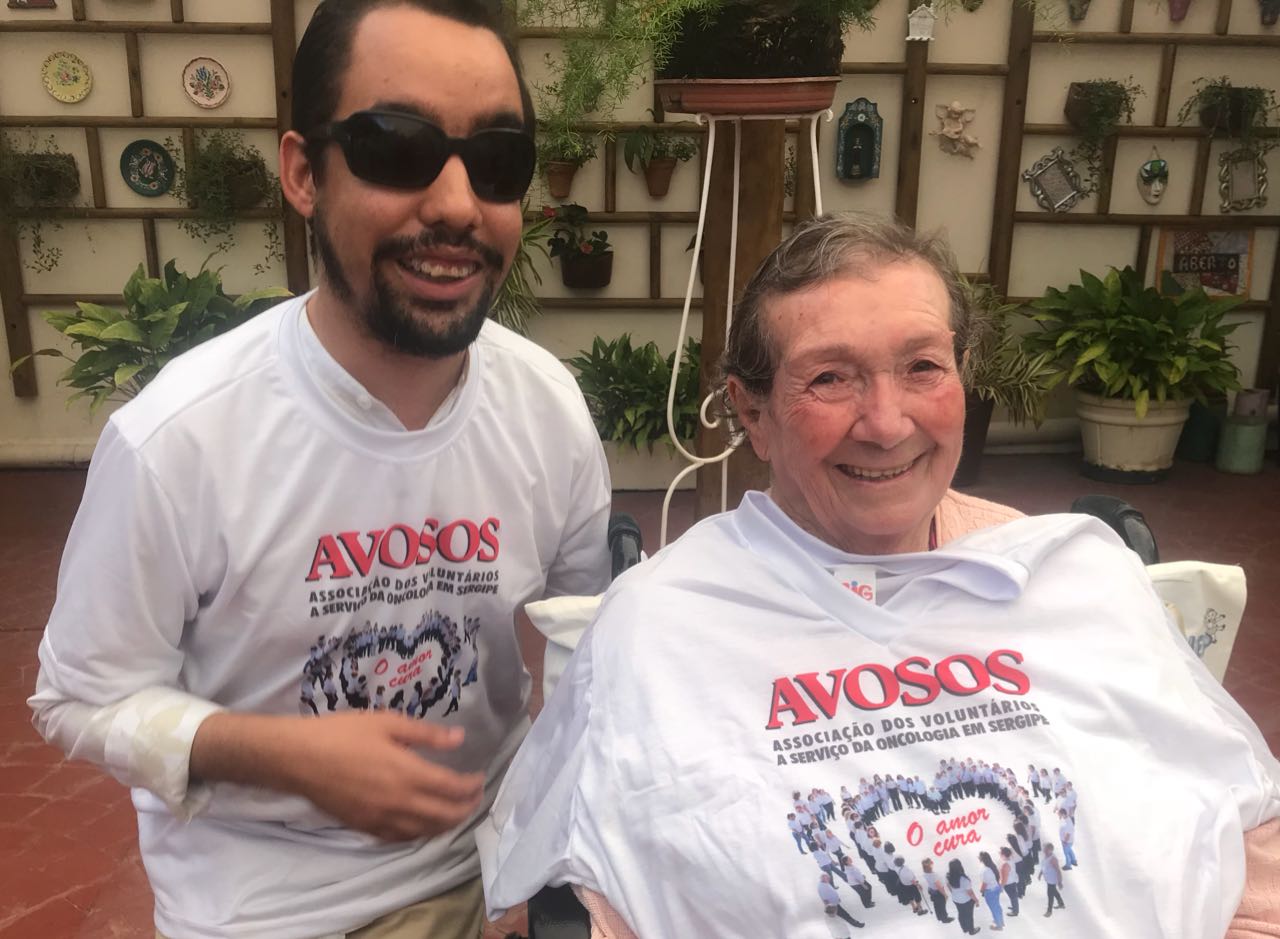#PraCegoVer: A foto mostra o vereador Lucas Aribé ao lado de Tia Ruth, fundadora da Avosos