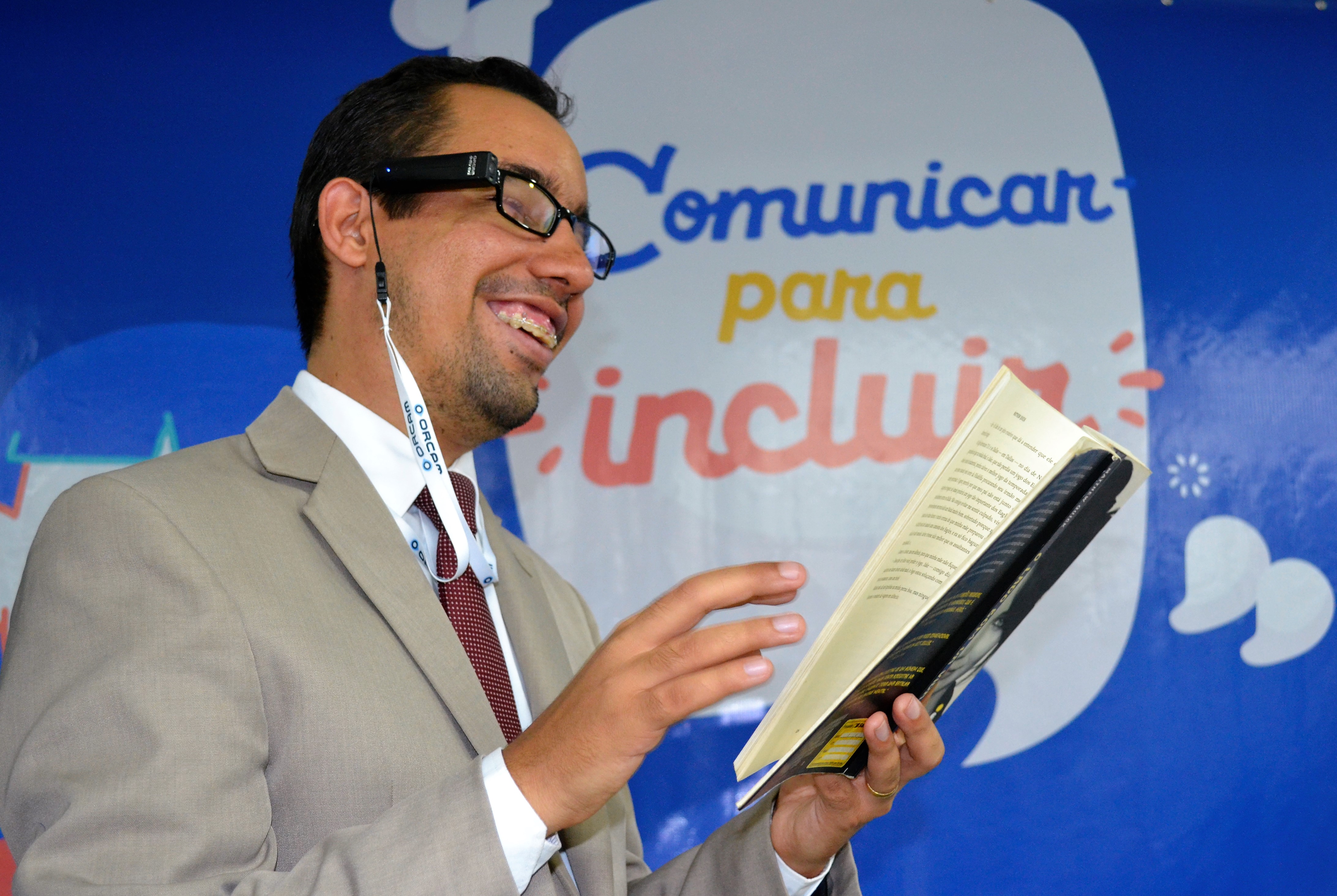 #PraCegoVer - Lucas experimenta Orcam MyEye para ler livro