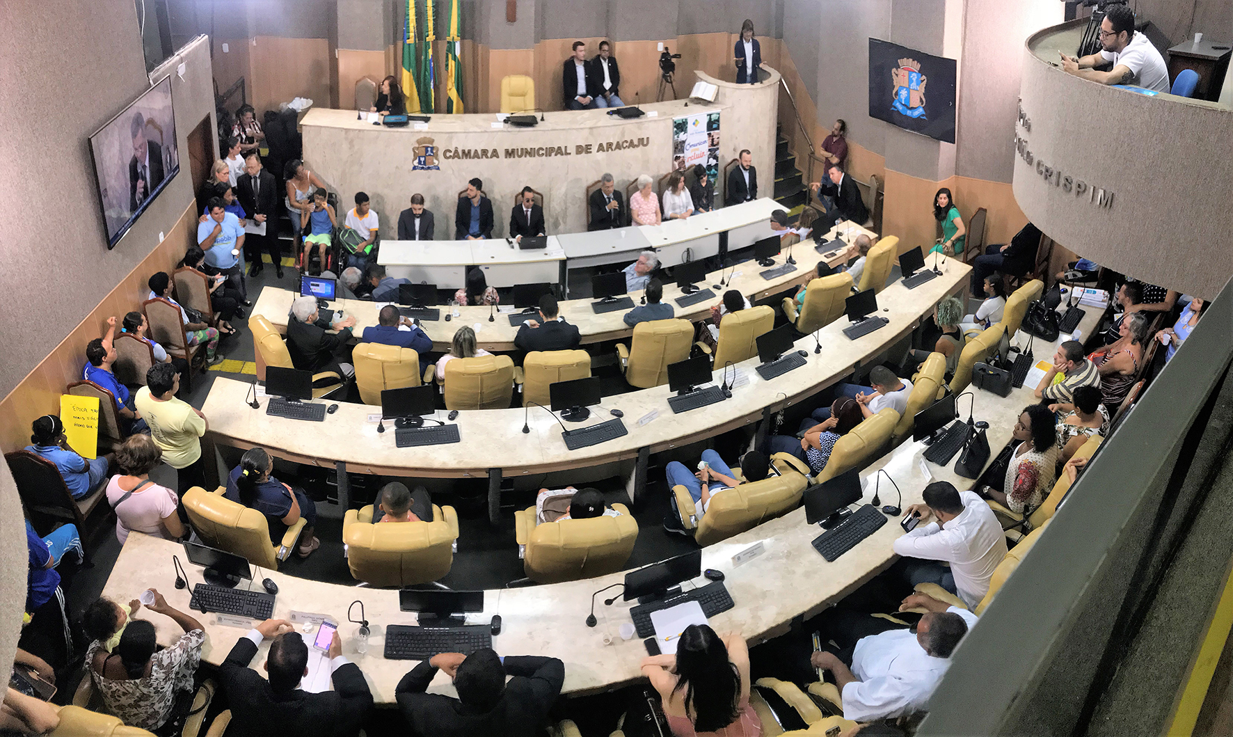 #PraCegoVer - Antes da sessão, houve manifestação na porta da CMA