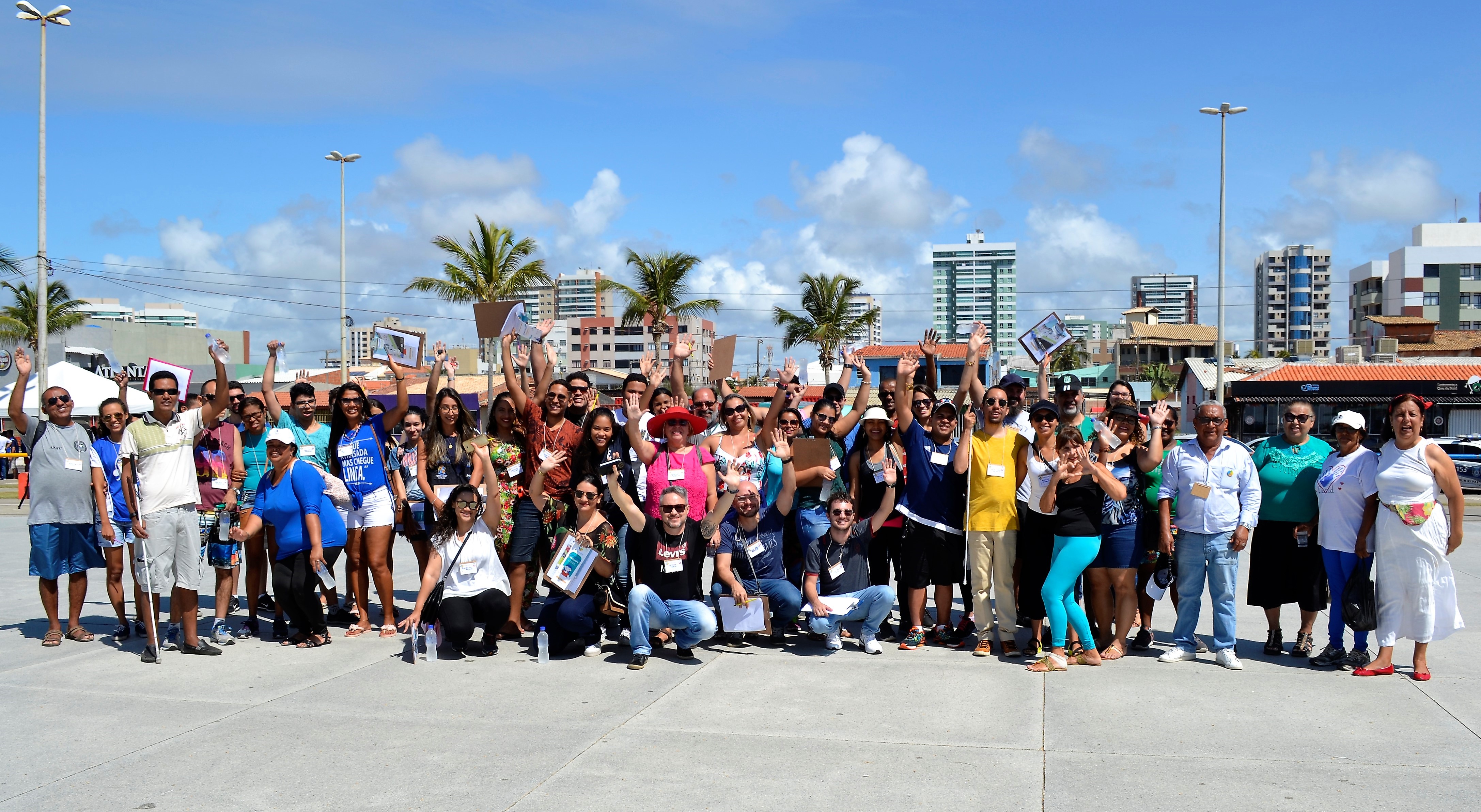 #PraCegoVer: Equipe preparada para iniciar a caminhada