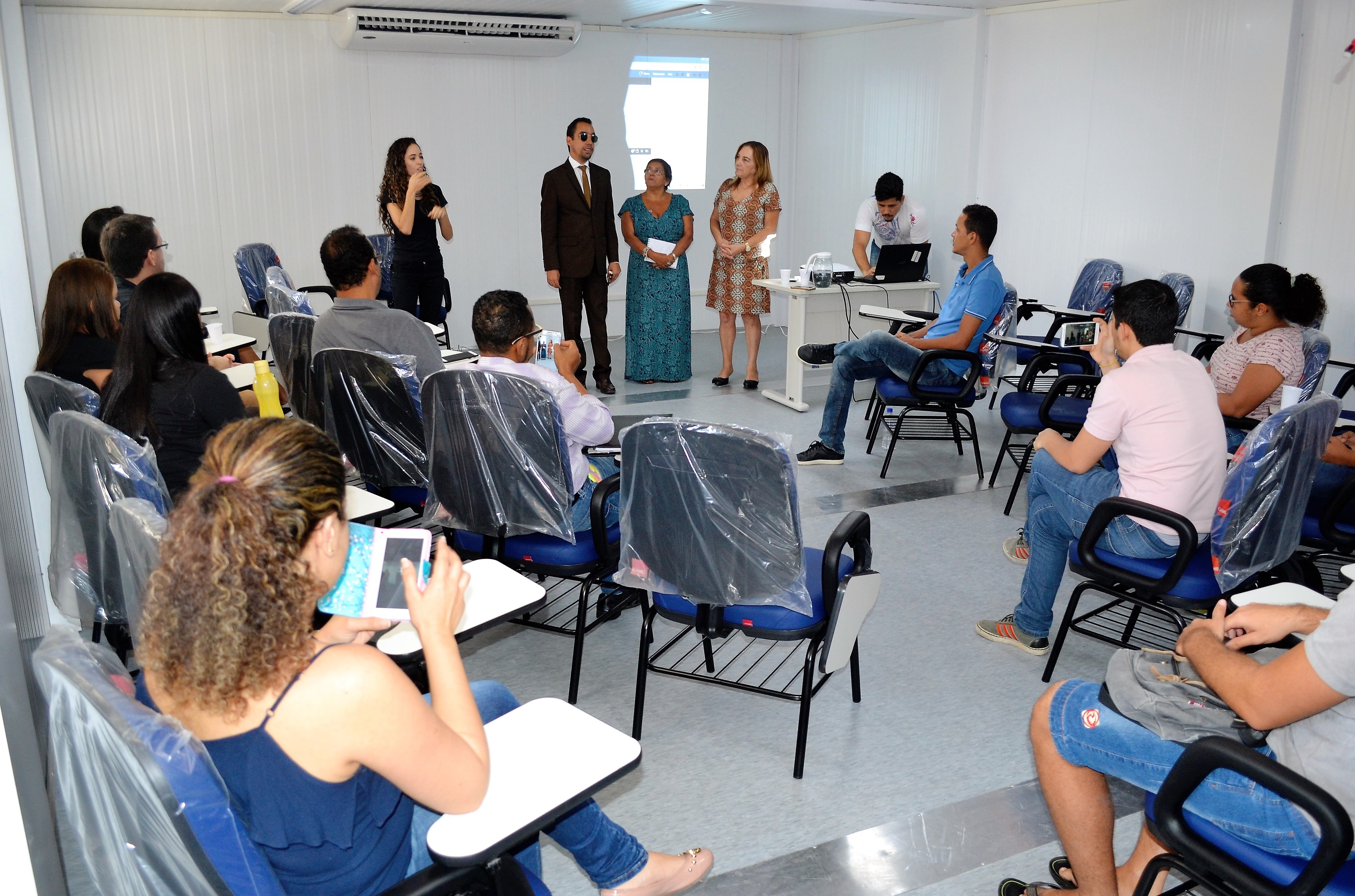 #PraCegoVer - Lucas, professores e alunos da UFS reunidos no Departamento de Letras Libras