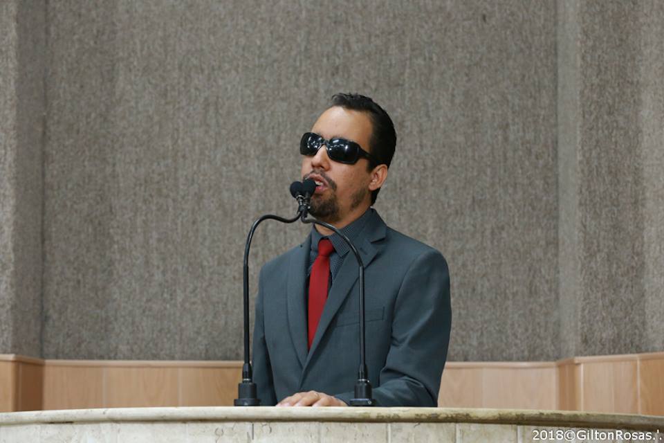 #PraCegoVer: O vereador Lucas Aribé está utilizando a tribuna da Câmara para se pronunciar 