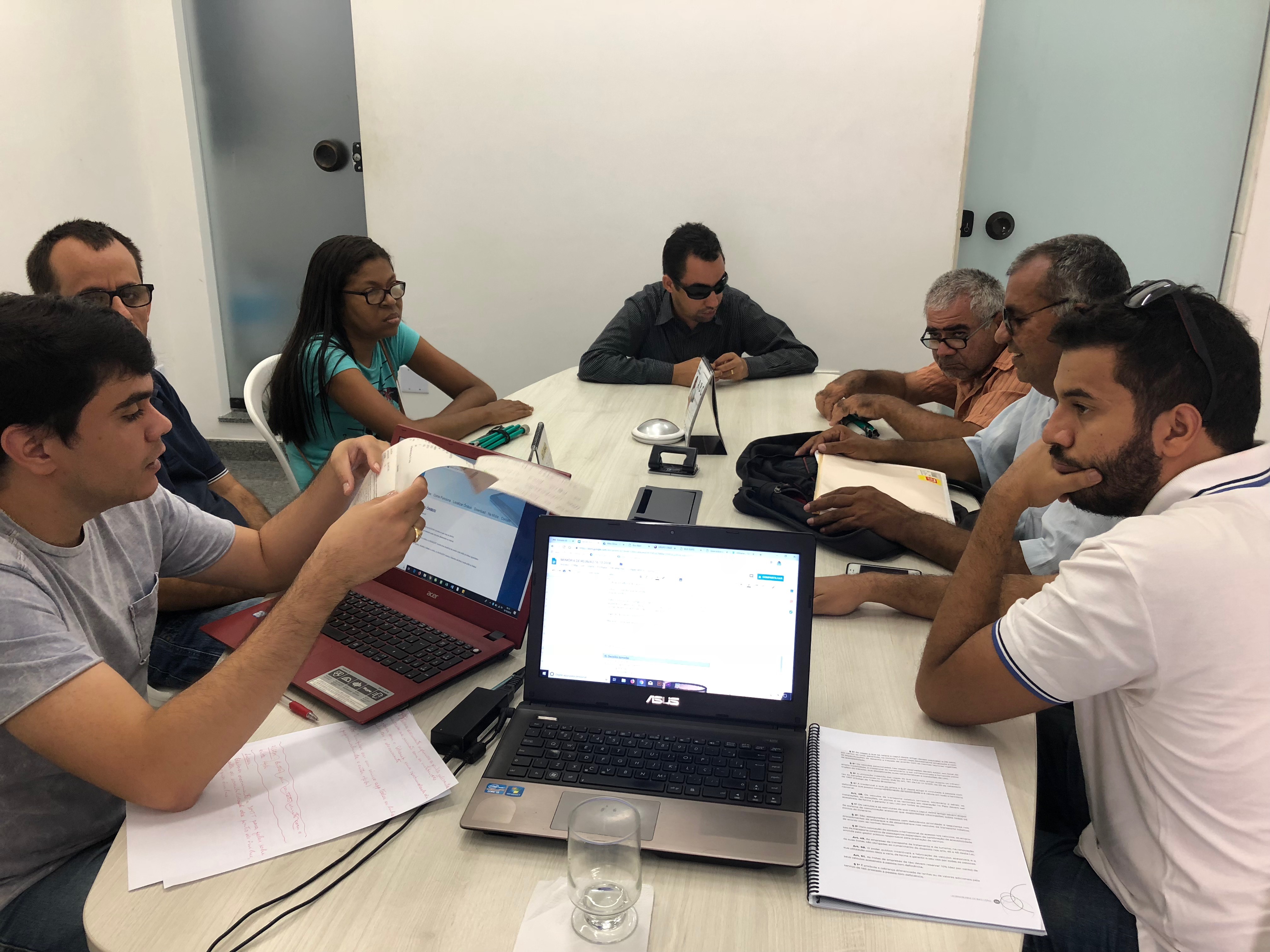#PraCegoVer: O vereador Lucas Aribé e seus assessores estão reunidos com os representantes da Adevise e da ASDV