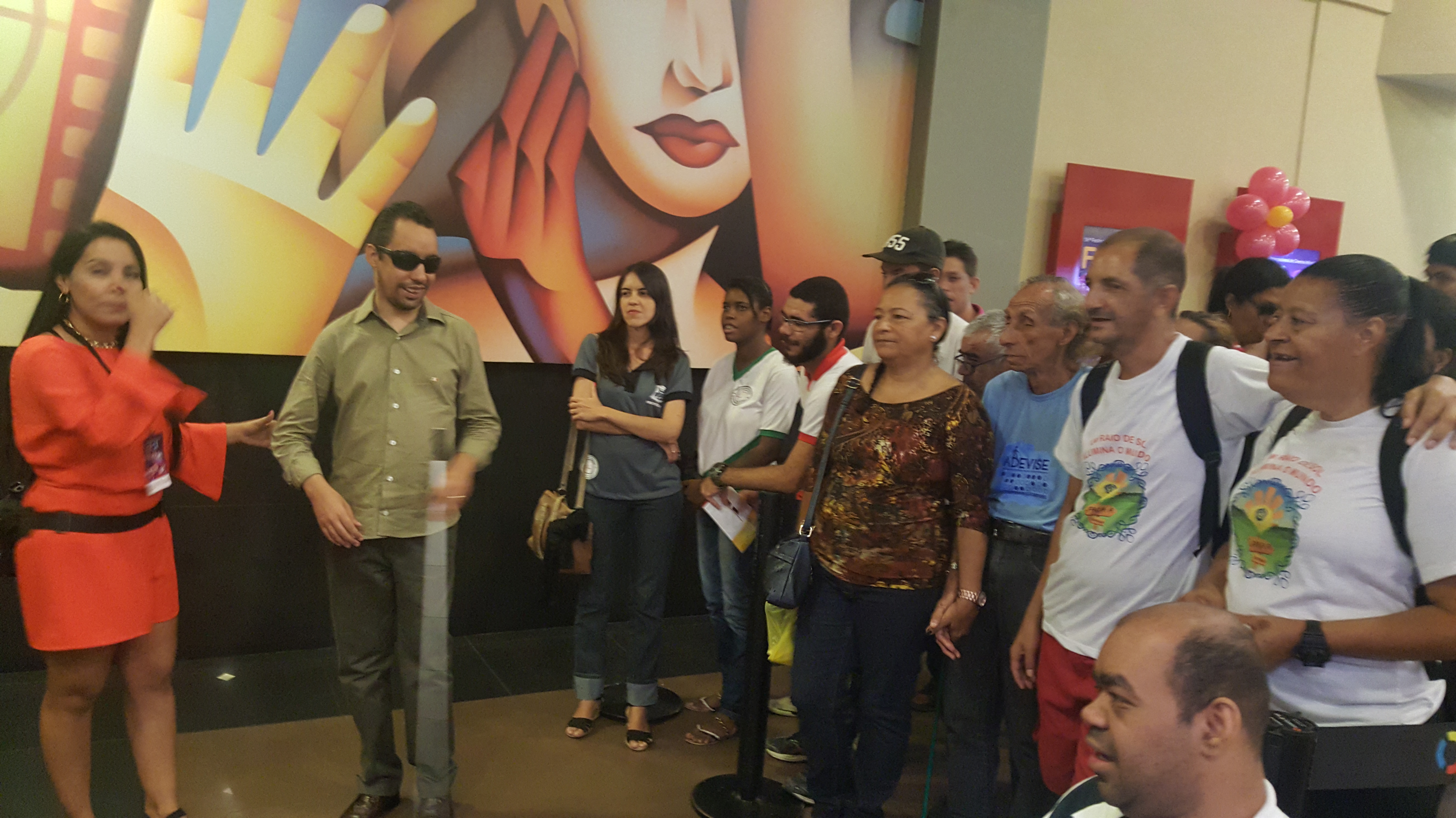 #PraCegoVer: O vereador Lucas Aribé está de pé juntamente com mais 40 pessoas na entrada do Cinemark do Shopping Jardins