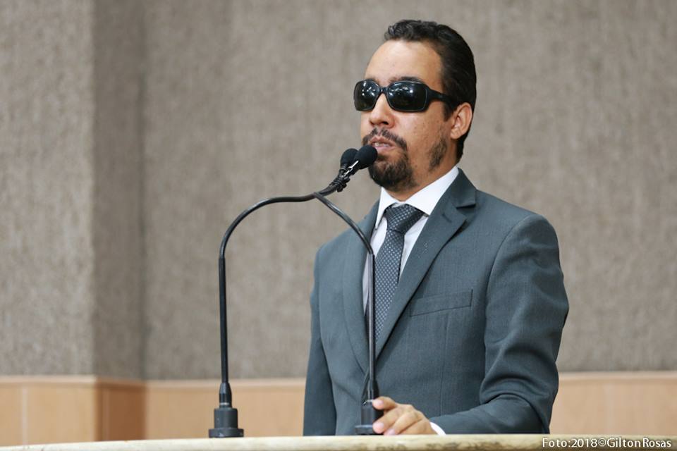 #PraCegoVer:O vereador Lucas Aribé está utilizando a tribuna da Câmara de Vereadores para se pronunciar 