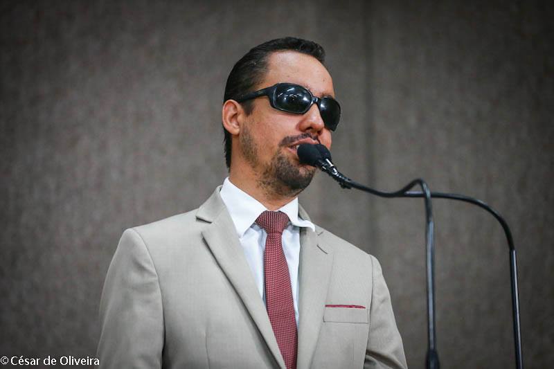 #PraTodoMundoVer: O vereador Lucas Aribé está na tribuna da Câmara de Vereadores discursando