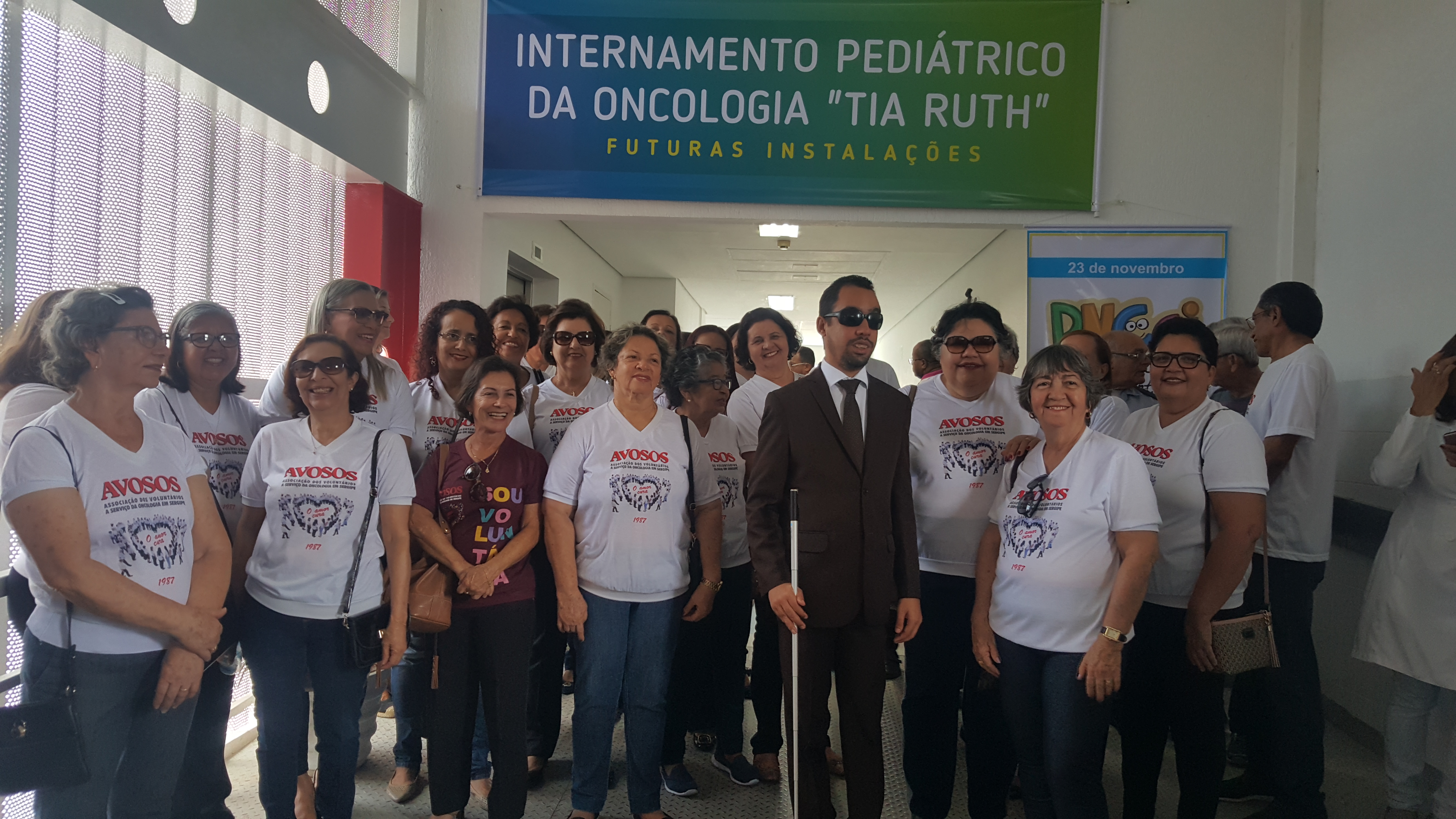 #PraTodoMundoVer: O vereador Lucas Aribé está posando para a foto acompanhado dos voluntários da Avosos