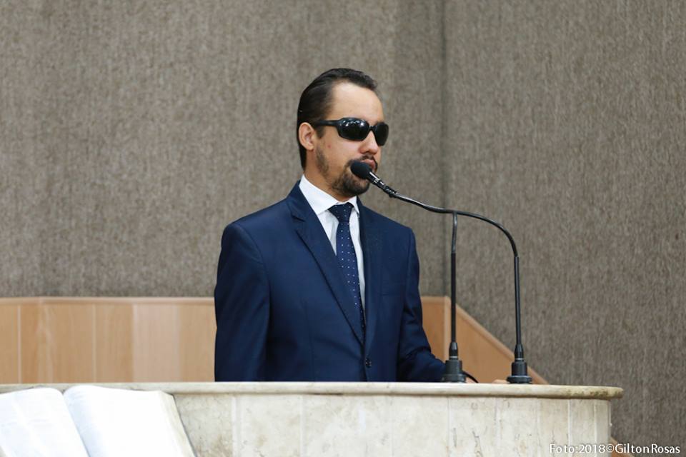 #PraTodoMundoVer: O vereador Lucas Aribé está discursando na tribuna da Câmara de Vereadores