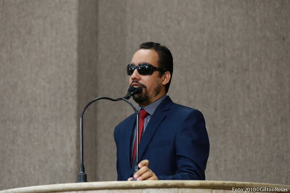 #O vereador Lucas Aribé está na tribuna da Câmara durante seu discurso