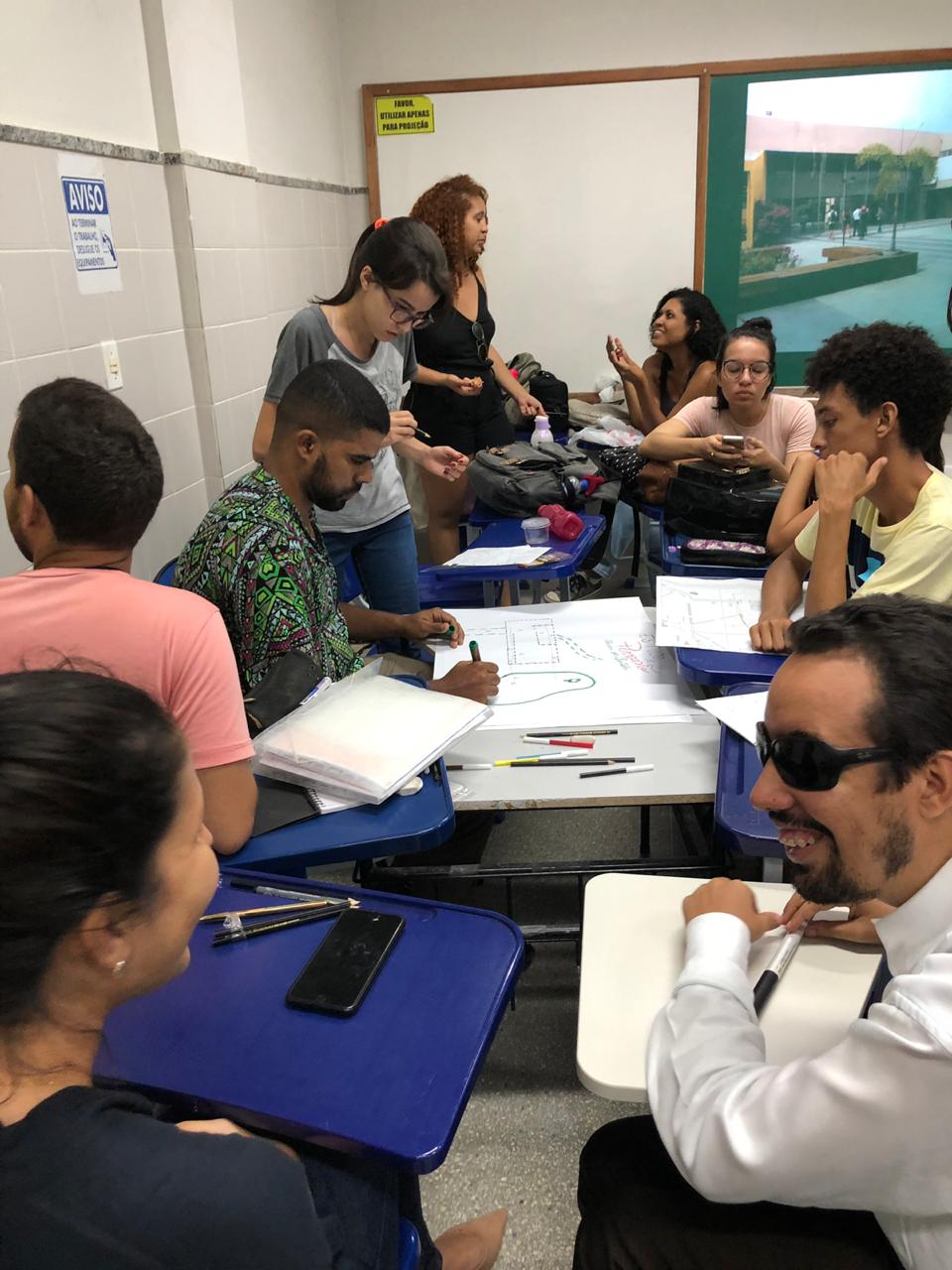 #PraTodoMundoVer: O vereador Lucas Aribé está sentado com alguns participantes do Workshop