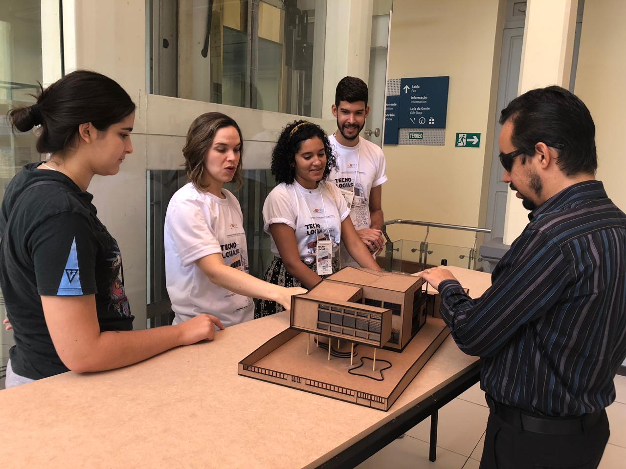 #PraTodoMundoVer: O vereador Lucas Aribé está visitando a exposição do II Seminário 