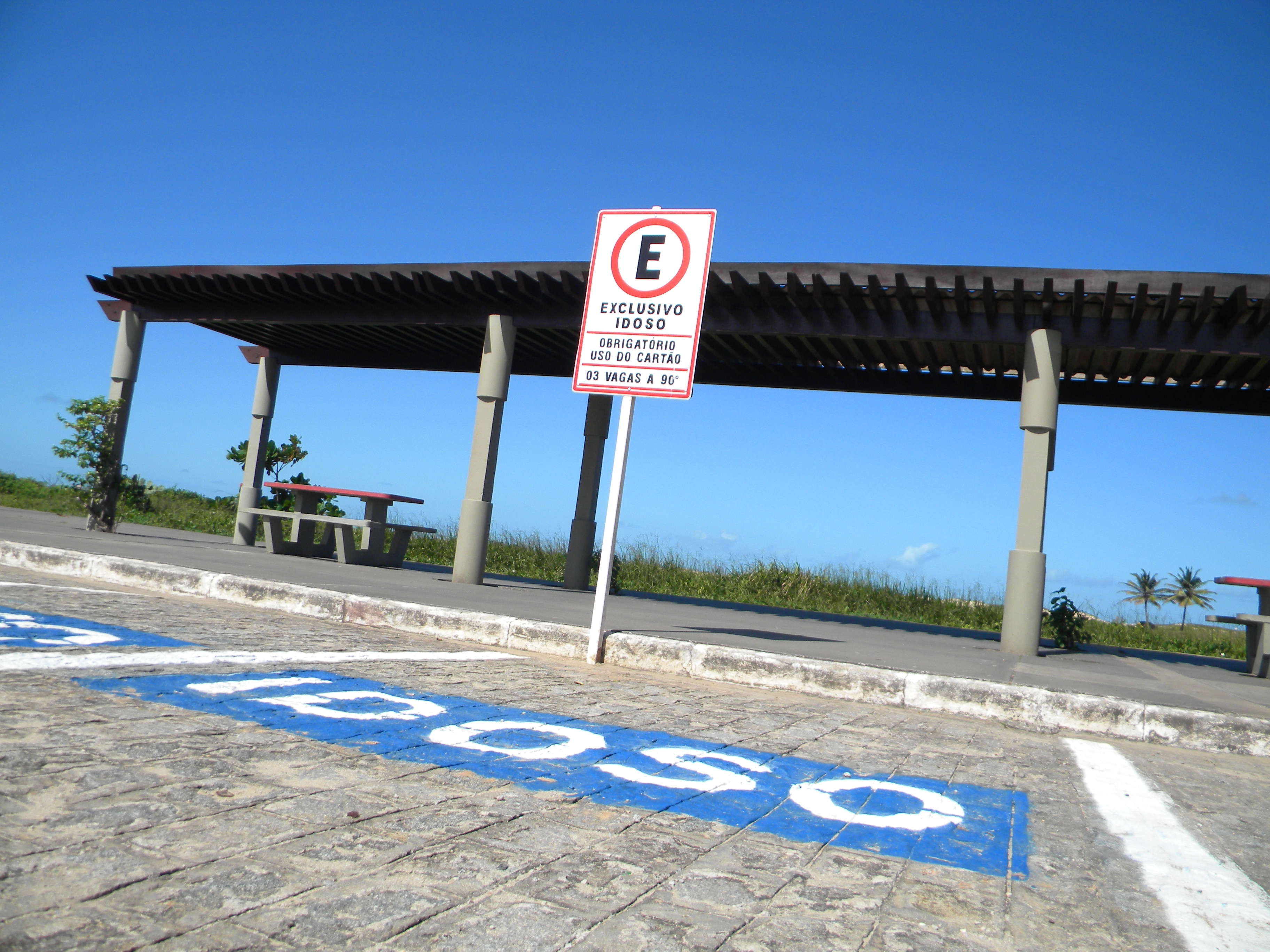 Imagem do estacionamento da Orla. Na foto, o chão demarcado com o símbolo do idoso