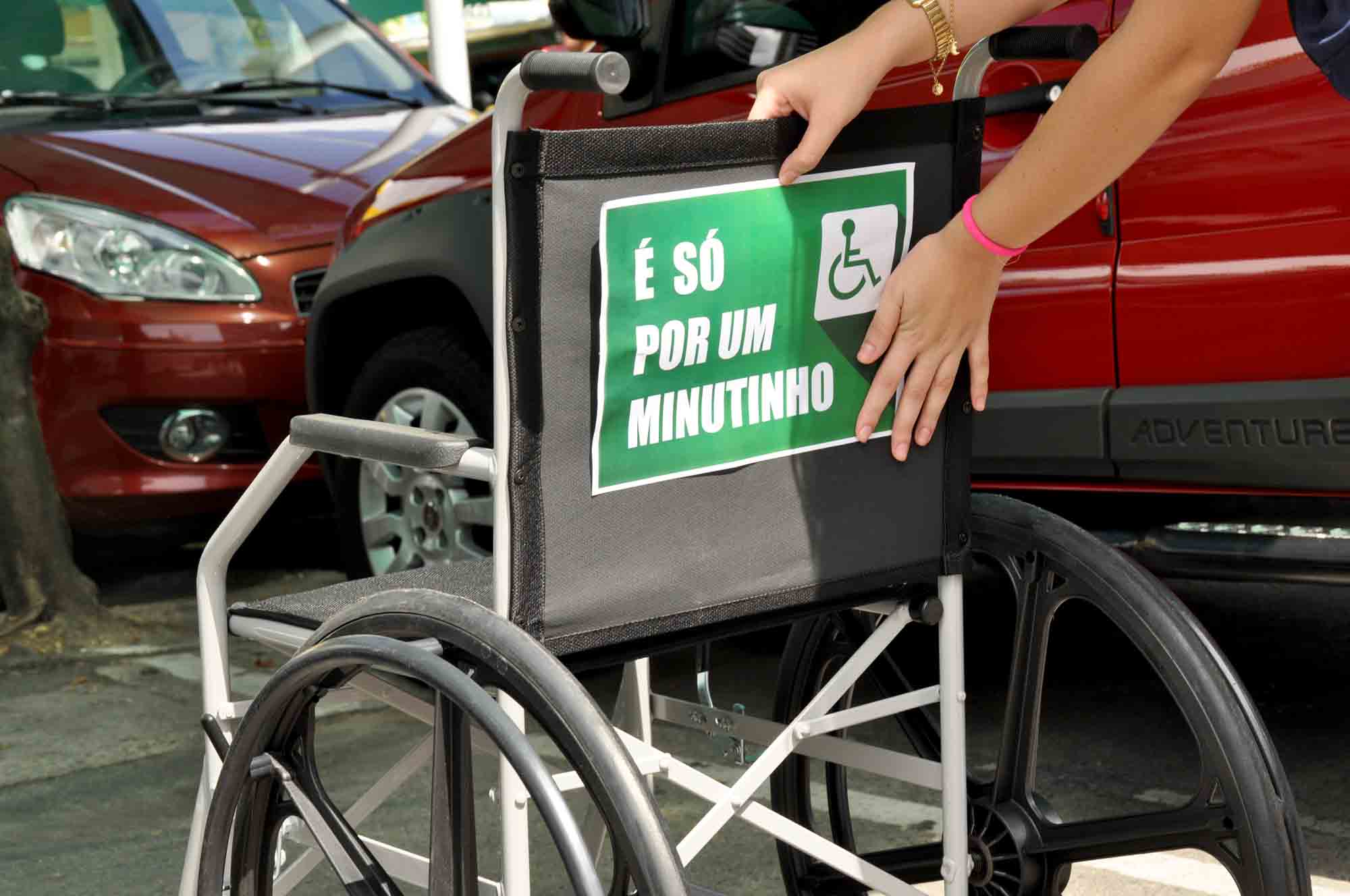 Imagem de uma cadeira de rodas que tem fixada uma das mensagens da campanha