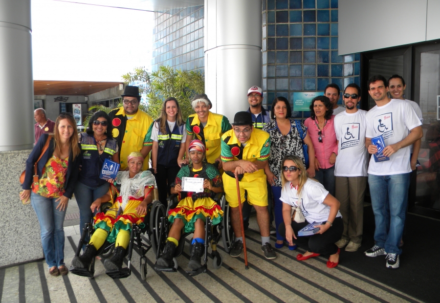 Grupo que participou da campanha posa para foto no final da ação