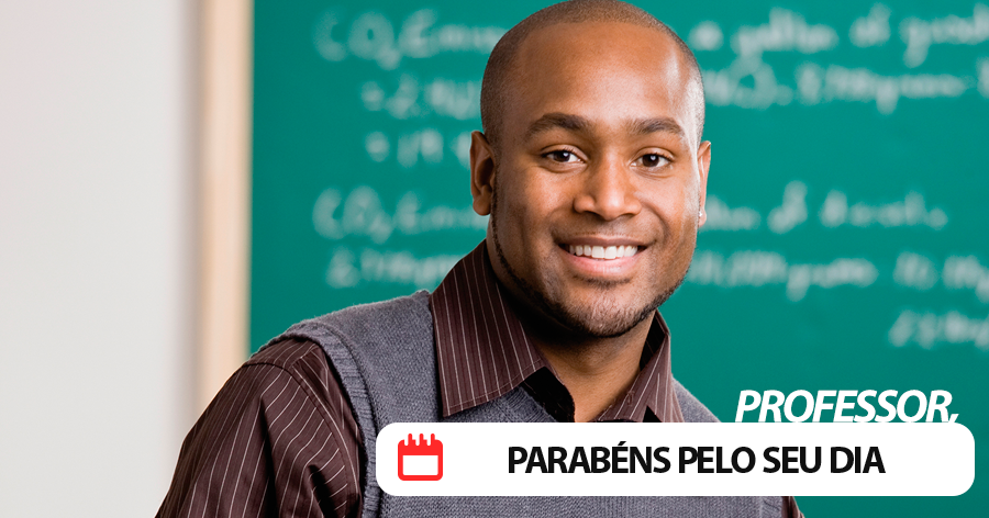 Descrição da imagem: professor sorrindo em primeiro plano e quadro atrás