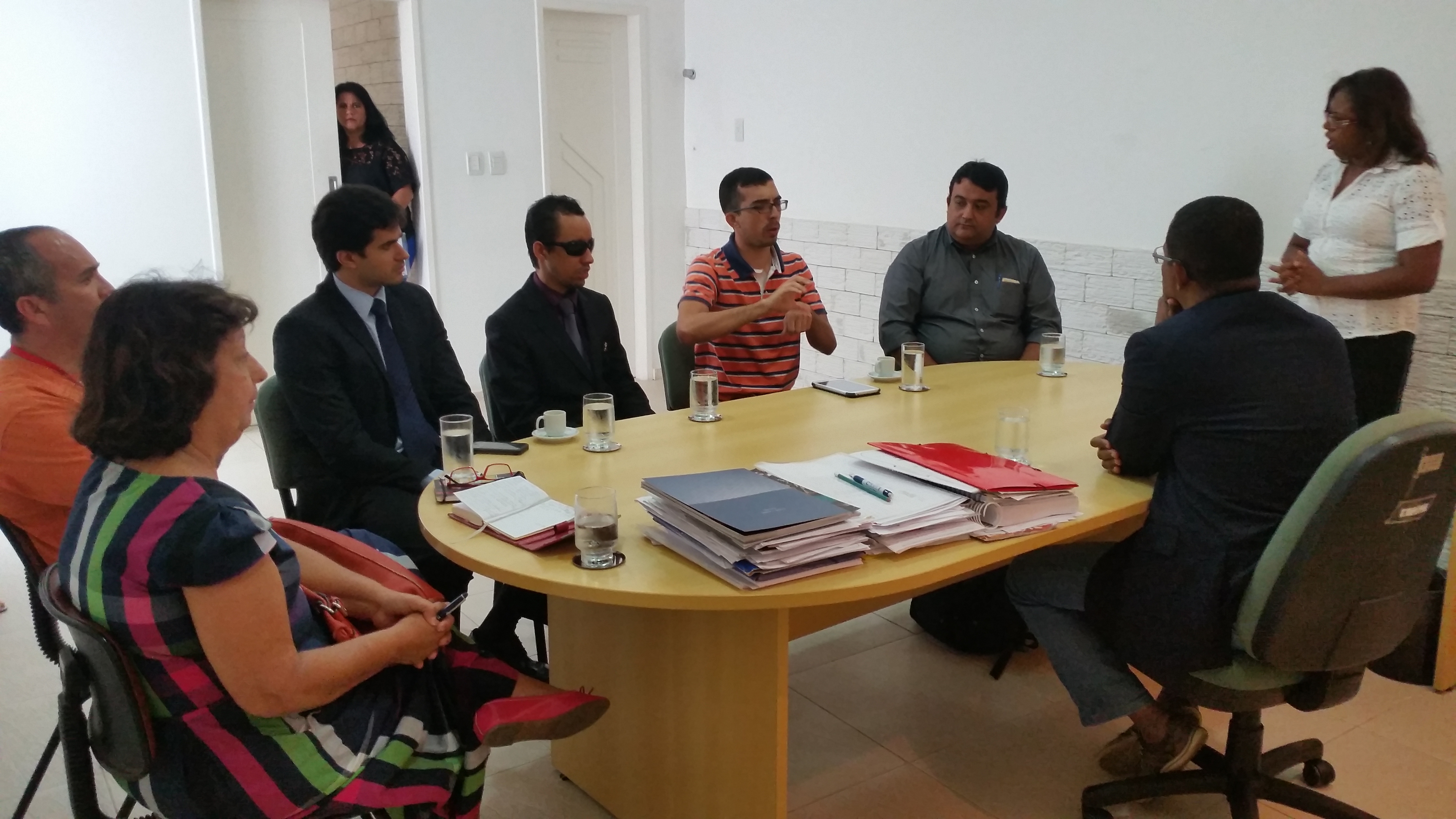 Na mesa de reuniões, Ana de Fátima, Gilson, Marcel Cabral, Lucas, Pablo, Márcio e Bittencourt