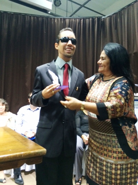 Ao centro da foto, Lucas recebe o troféu da homenagem como amigo do psicopedagogo