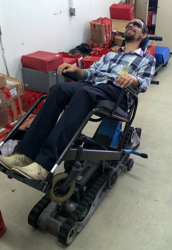 A imagem mostra Lucas testando o Stair Trac.